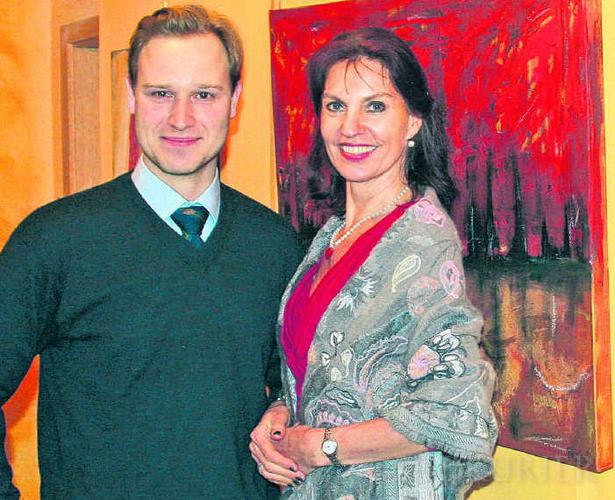 Neue Ausstellung in der "Galerie am Waldeck" in Leustetten: Zu sehen sind derzeit Bilder von Cornelia Asal, hier zusammen mit Kunsthistoriker Jan-Christoph Wartmann. (Foto: Hanspeter Walter, Südkurier) Neue Ausstellung in der "Galerie am Waldeck" in Leustetten: Zu sehen sind derzeit Bilder von Cornelia Asal, hier zusammen mit Kunsthistoriker Jan-Christoph Wartmann. (Foto: Hanspeter Walter, Südkurier)